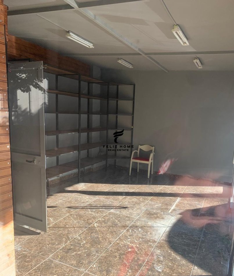 Tirane, jepet me qera dyqan Kati 0, 170 m² 750 € (ISH PARKU)