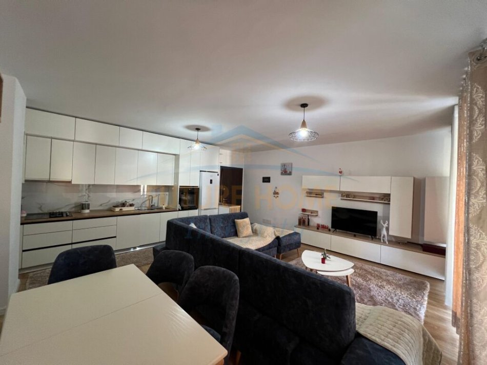 Tirane, jepet me qera apartament 1+1 Kati 3, 63 m² 400 € (SHKOZE TIRANE)