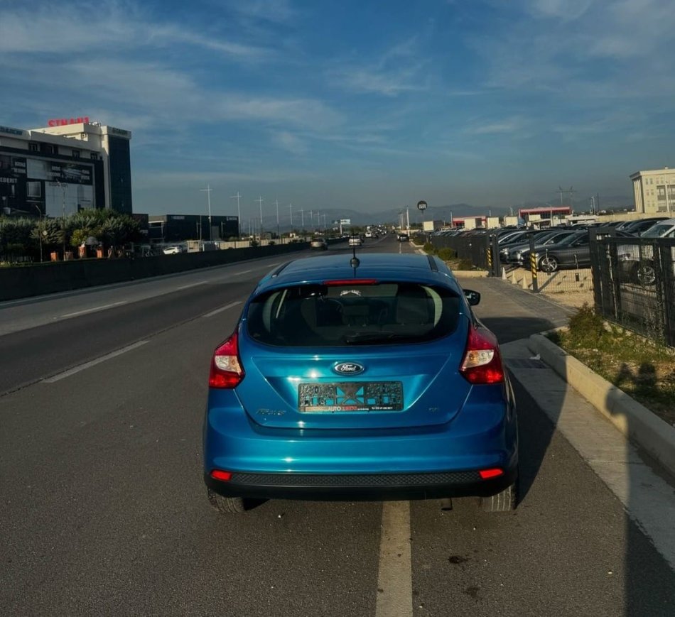 Durres, shes makine Ford Focus 2.0 Automatik Benzin, blu e errët automatik Klima 160.000 km 4.500 €
