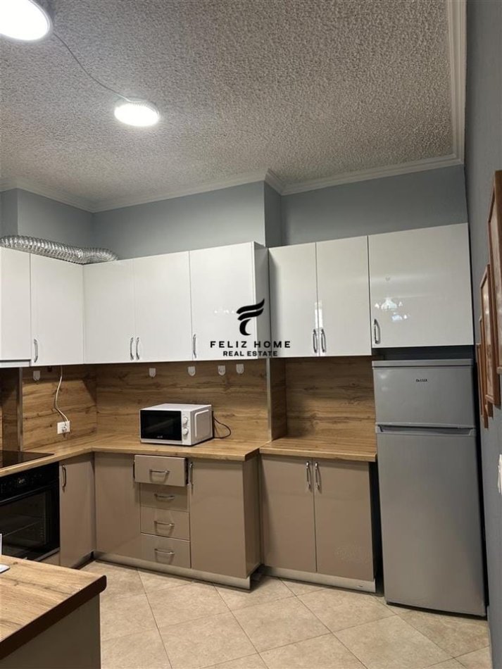 Tirane, jepet me qera apartament 3+1 Kati 2, 160 m² 1200 € (RRUGA E KOSOVAREVE)
