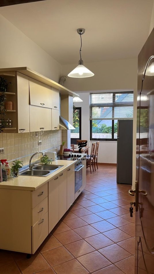 Tirane, jepet me qera apartament 2+1+Ballkon Kati 2, 115 m² 500 € (ALI DEMI)
