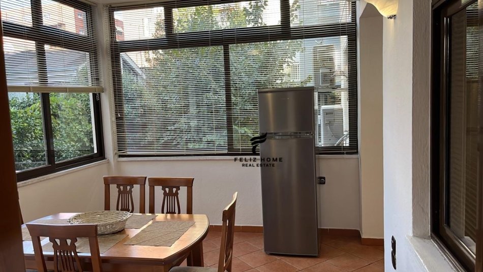 Tirane, jepet me qera apartament 2+1+Ballkon Kati 2, 115 m² 500 € (ALI DEMI)