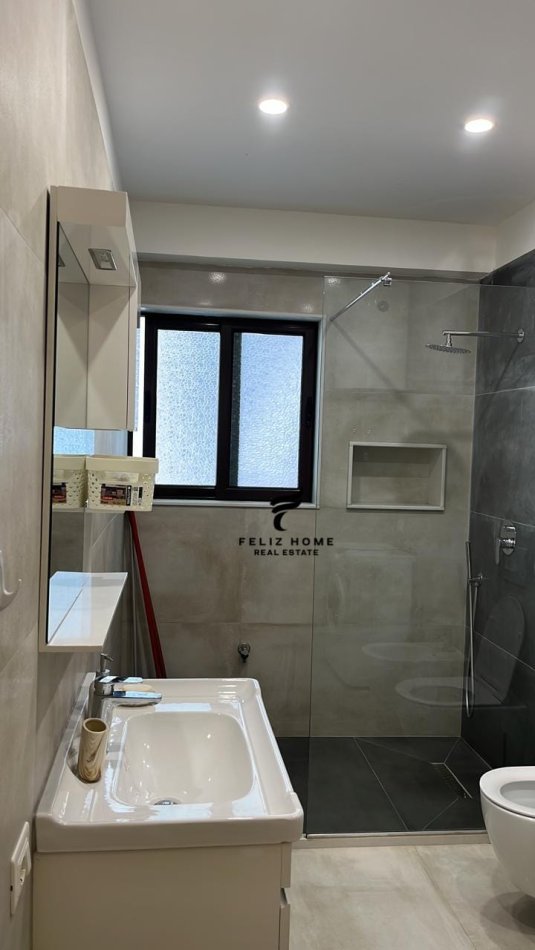 Tirane, jepet me qera apartament 2+1+Ballkon Kati 2, 115 m² 500 € (ALI DEMI)