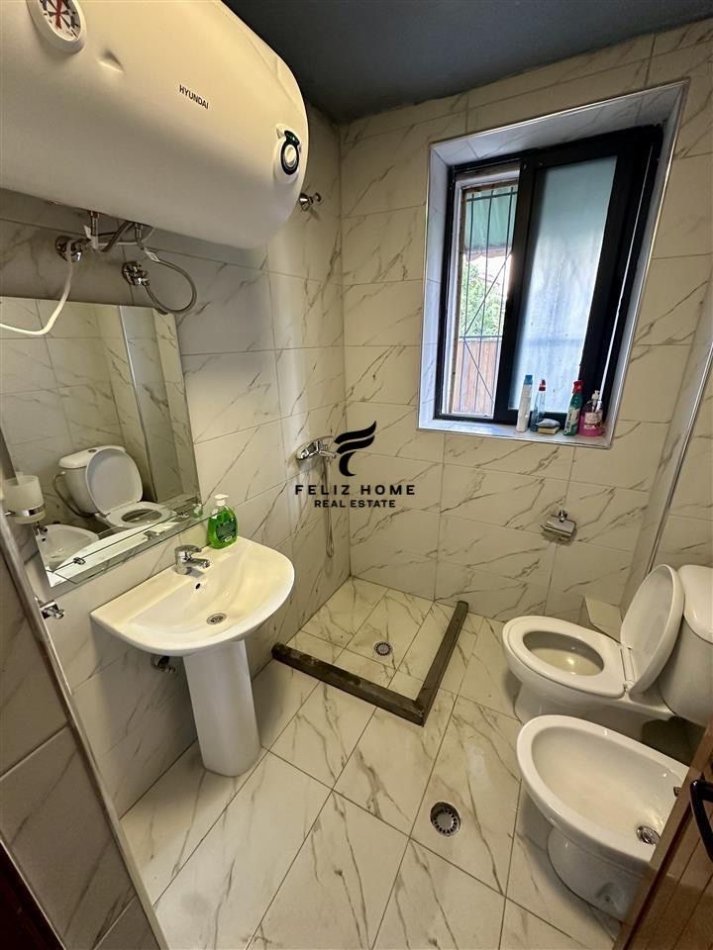 Tirane, jepet me qera garsonier 1+1 Kati 1, 45 m² 400 € (ALI DEMI)