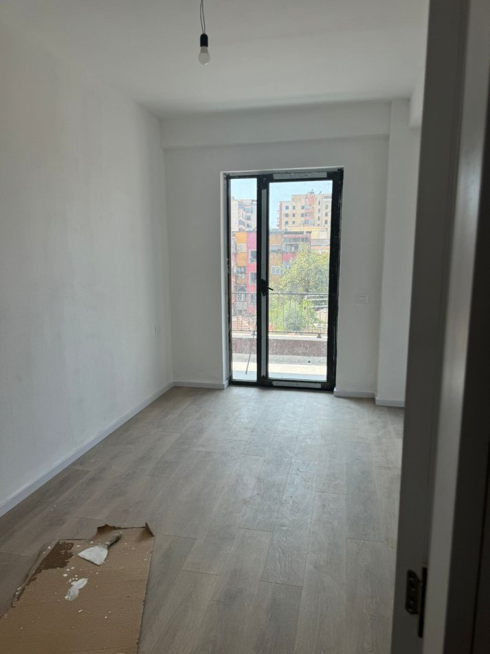 Tirane, jepet me qera ambjent biznesi Kati 2, 100 m² 700 € (Myslym Shyri)