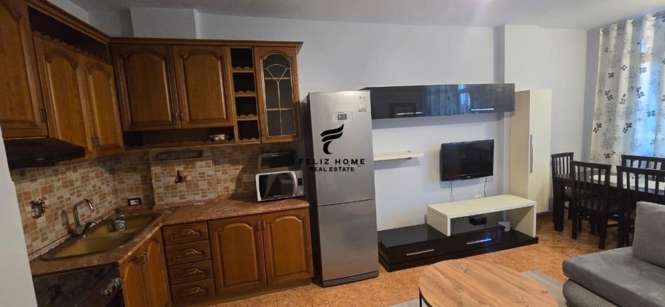 Tirane, jepet me qera apartament 1+1 Kati 7, 55 m² 500 € (ISH PARKU)