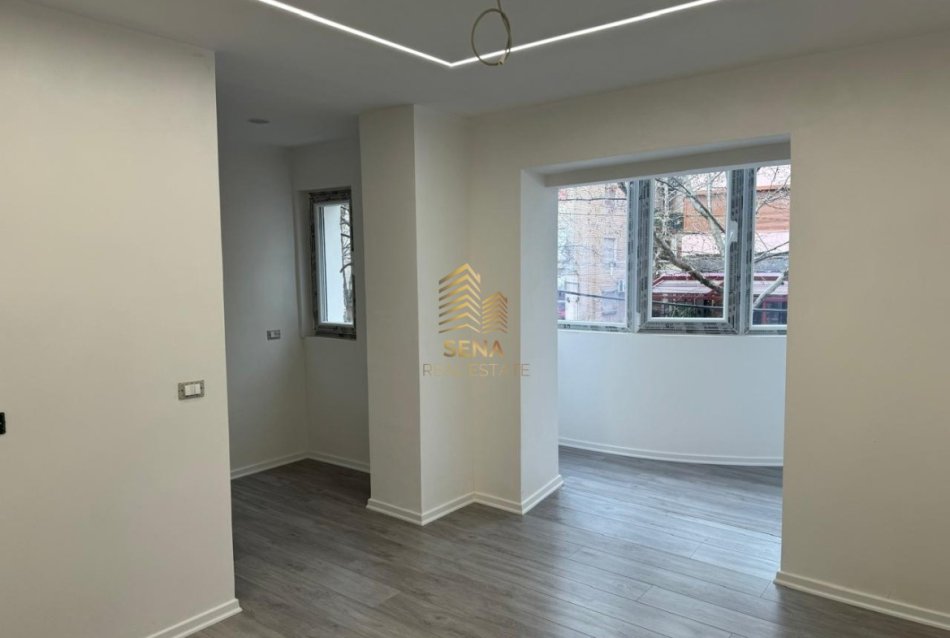 Tirane, jepet me qera ambjent biznesi Kati 2, 53 m² 500 € (Rruga Xhanfize Keko)