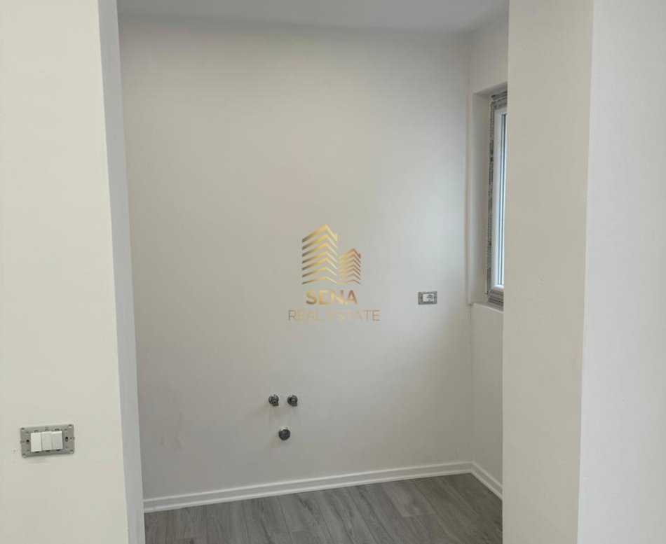 Tirane, jepet me qera ambjent biznesi Kati 2, 53 m² 500 € (Rruga Xhanfize Keko)