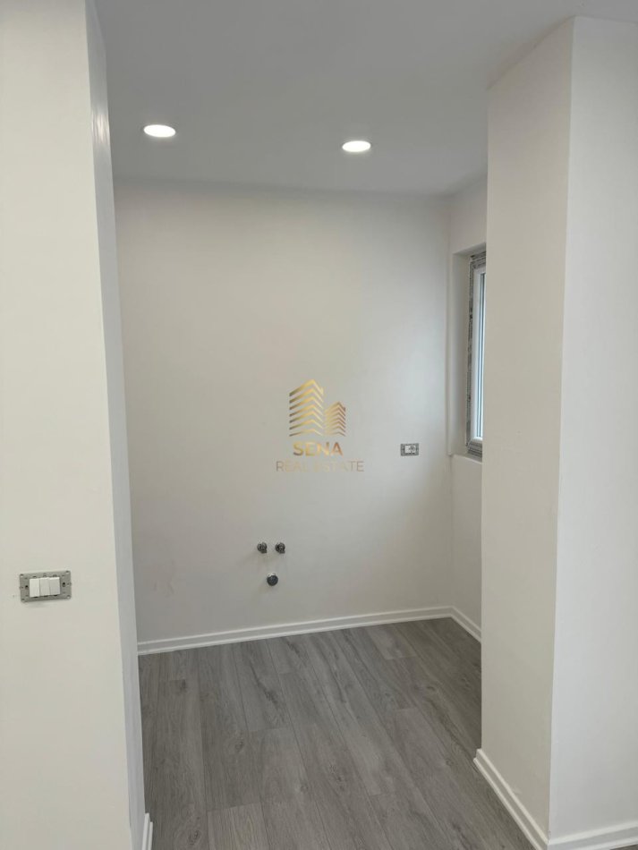 Tirane, jepet me qera ambjent biznesi Kati 2, 53 m² 500 € (Rruga Xhanfize Keko)