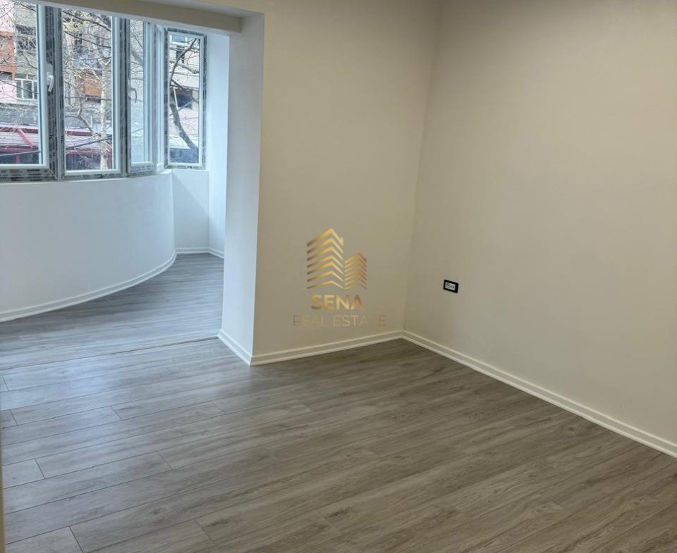Tirane, jepet me qera ambjent biznesi Kati 2, 53 m² 500 € (Rruga Xhanfize Keko)