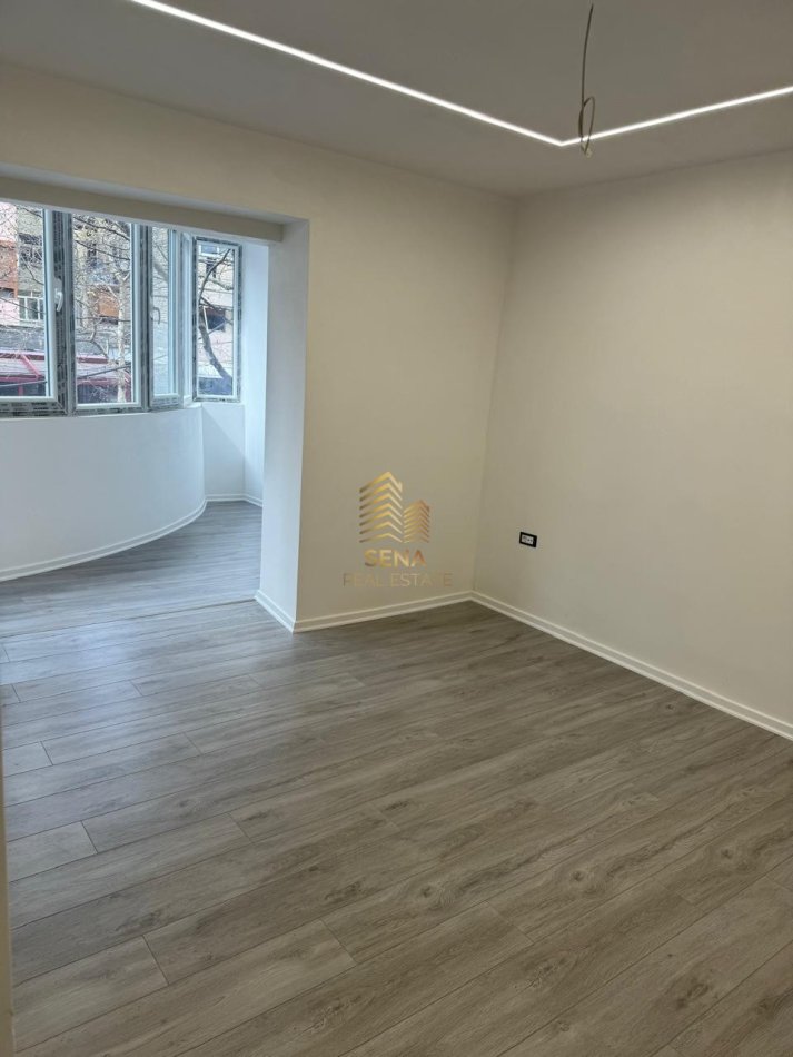 Tirane, jepet me qera ambjent biznesi Kati 2, 53 m² 500 € (Rruga Xhanfize Keko)
