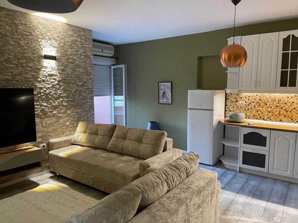 Tirane, jepet me qera apartament 1+1+Ballkon Kati 3, 78 m² 650 € (Stadiumi Arena)