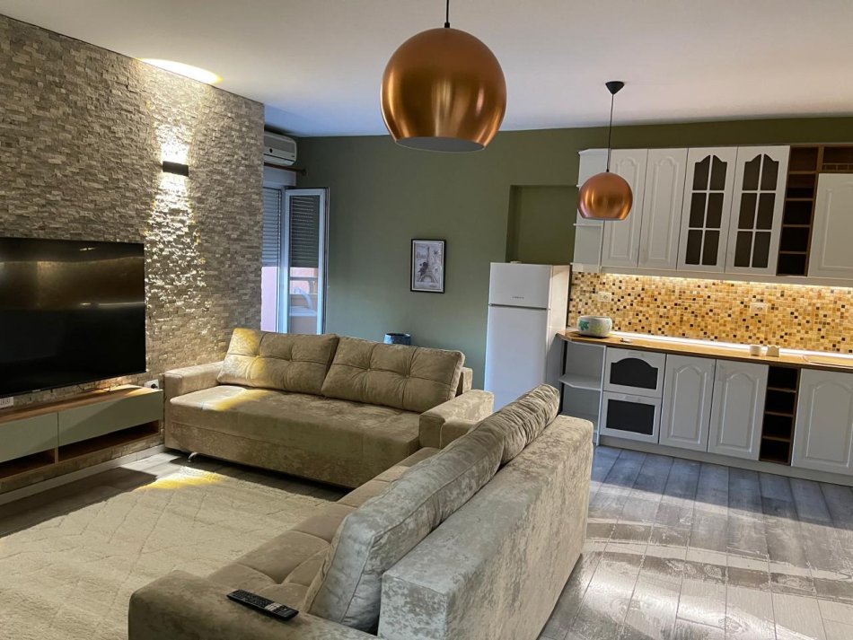 Tirane, jepet me qera apartament 1+1+Ballkon Kati 3, 78 m² 650 € (Stadiumi Arena Kombetare)
