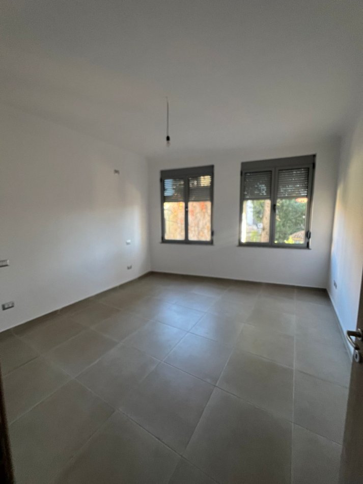 !DHENE! Durres, jepet me qera ambjent biznesi Kati 2, 120 m² 300 €