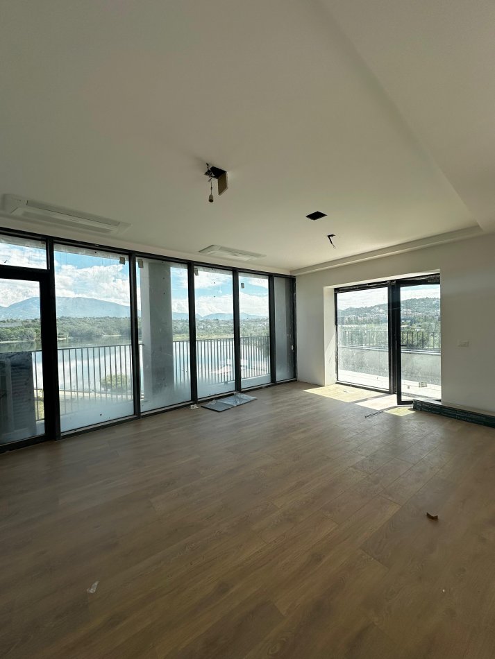 Tirane, jap me qera ambjent biznesi Kati 6, 191 m² 2.500 € (Rruga Kristo Luarasi)