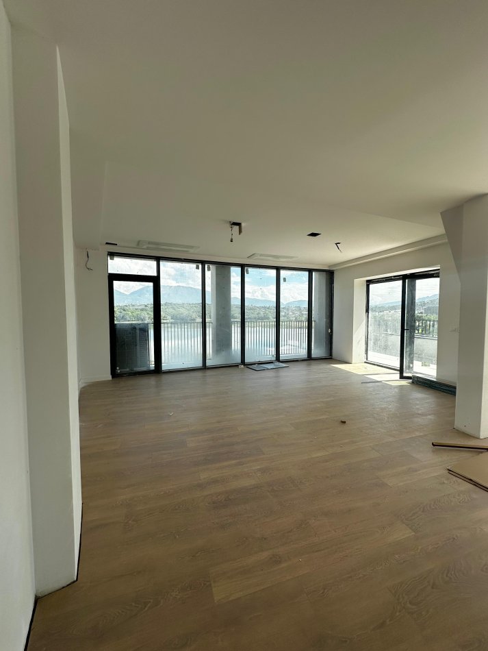 Tirane, jap me qera ambjent biznesi Kati 6, 191 m² 2.500 € (Rruga Kristo Luarasi)