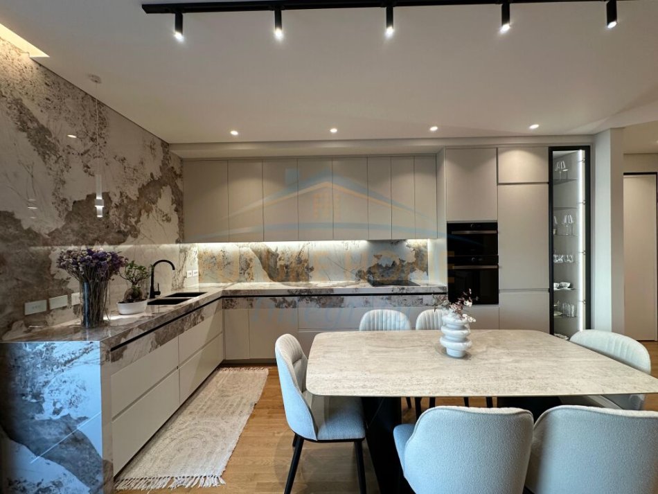 Tirane, jap me qera apartament 3+1 Kati 2, 151 m² 2.300 € (TEG)