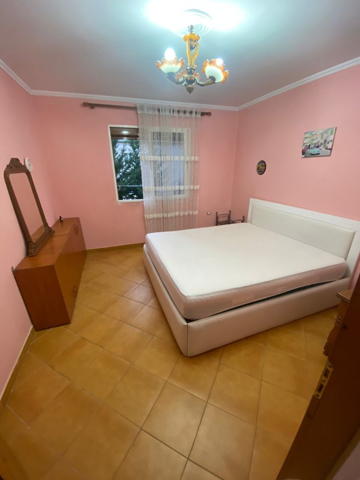 Tirane, jepet me qera apartament 1+1 Kati 3, 65 m² 450 € (Prane Xhamllikut)
