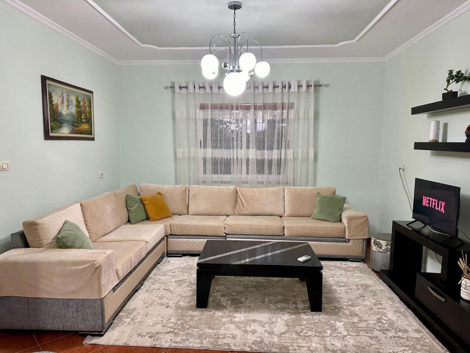 Tirane, jepet me qera apartament 1+1 Kati 2, 100 m² 400 € (Dashamir Fagu)