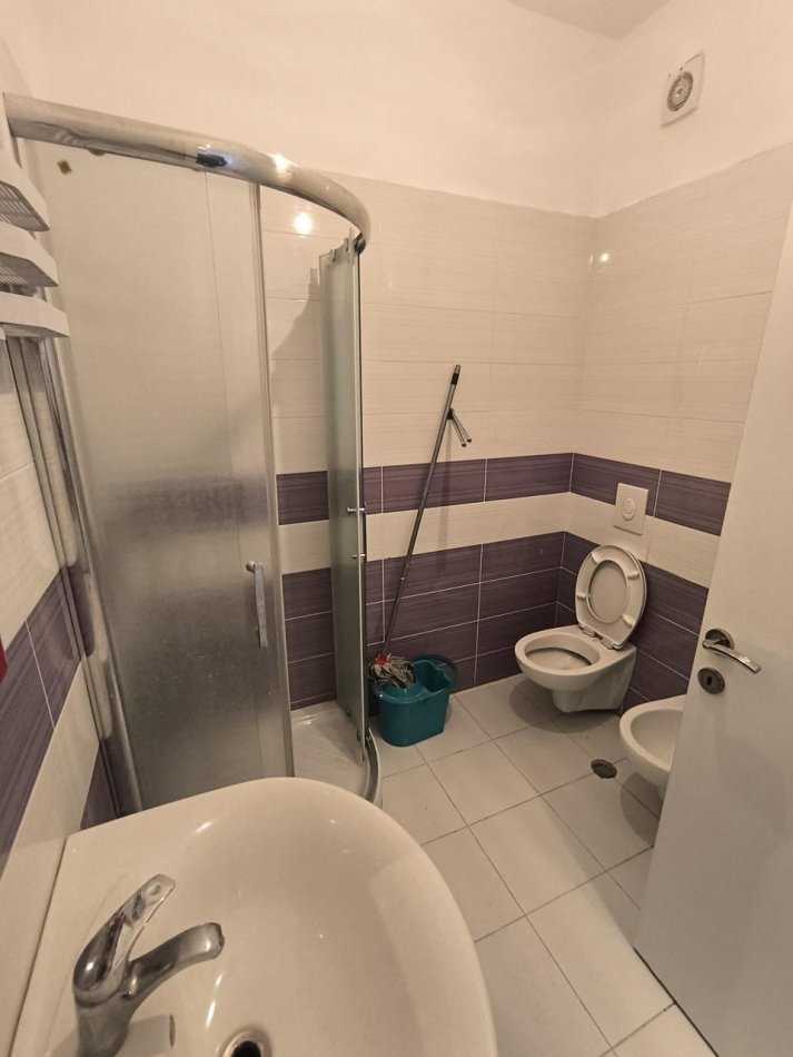 Tirane, jepet me qera apartament 1+1+Ballkon Kati 1, 65 m² 500 € (Pazari Ri)