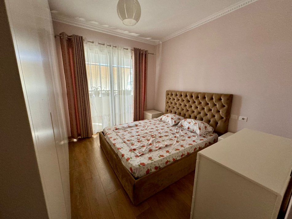 Tirane, jepet me qera apartament 2+1 Kati 3, 120 m² 550 € 