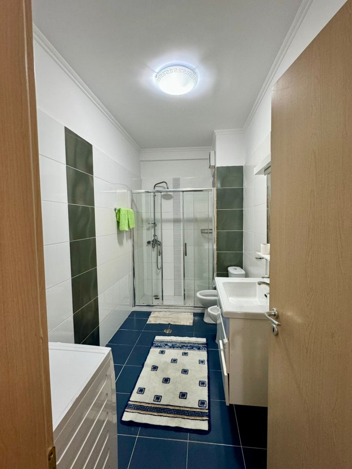Tirane, jepet me qera apartament 2+1 Kati 3, 120 m² 550 € 