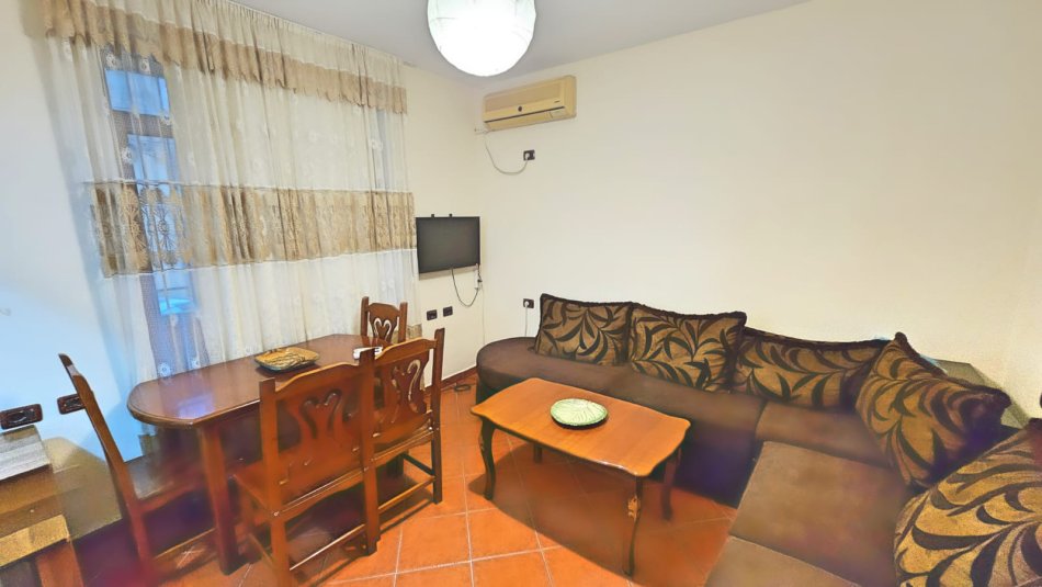 Tirane, jepet me qera apartament 1+1+Ballkon Kati 1, 50 m² 450 € (rruga e dibres)
