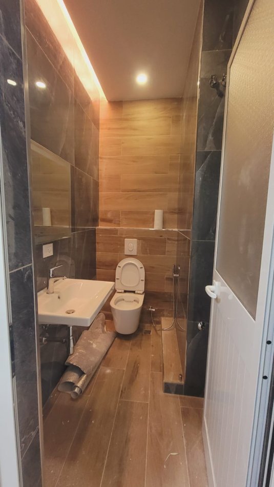 Durres, shitet ambjent biznesi Kati 3, 120.000 € (Prane Stacionit te Trenit)