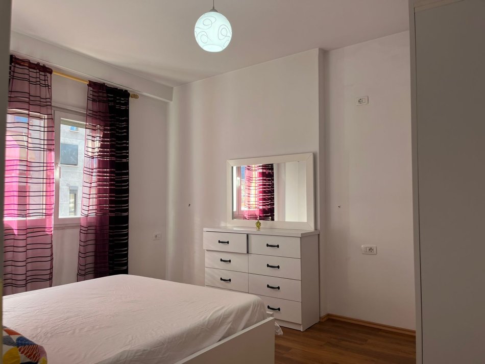 Tirane, jepet me qera apartament 2+1+Aneks+Ballkon Kati 4, 95 m² 650 € (Rr. Ali Demi, ish-Markata e Vjeter)