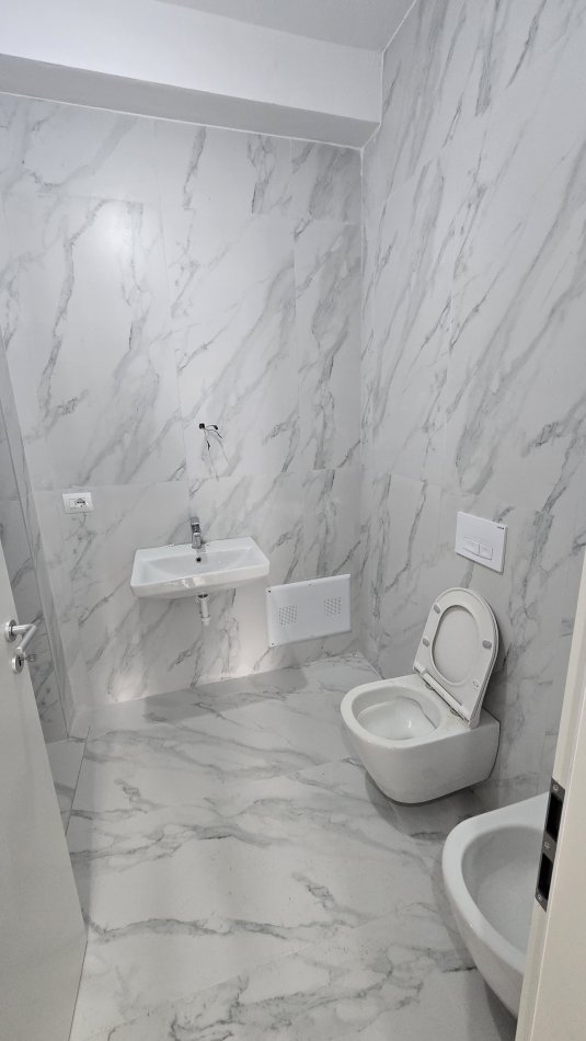 Tiranë, jepet me qera apartament 2+1 Kati 7, 90 m² 300 € (Ali Demi)