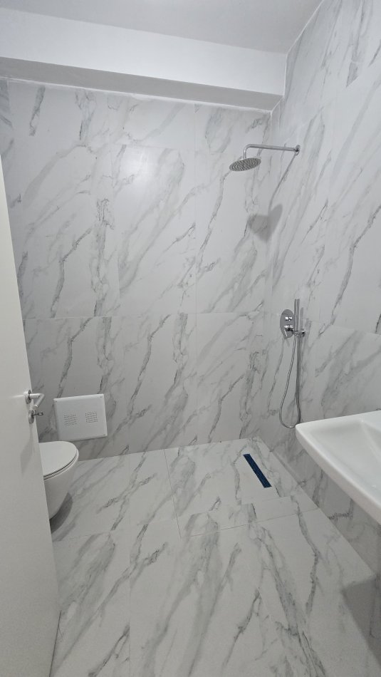 Tiranë, jepet me qera apartament 2+1 Kati 7, 90 m² 300 € (Ali Demi)