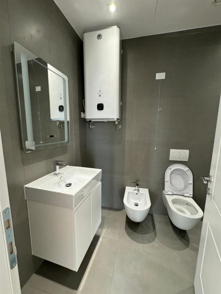 Tirane, jepet me qera apartament 2+1 , 120 m² 1.500 € 