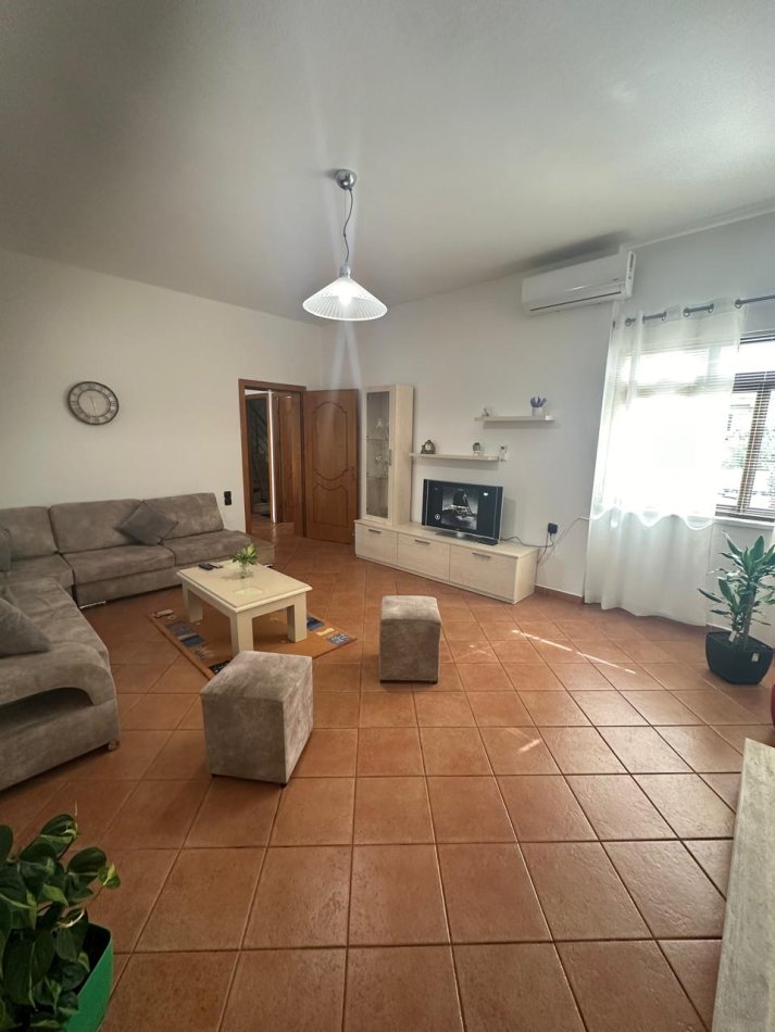 Tirane, jepet me qera Vile 2+1 Kati 3, 100 m² 500 € 