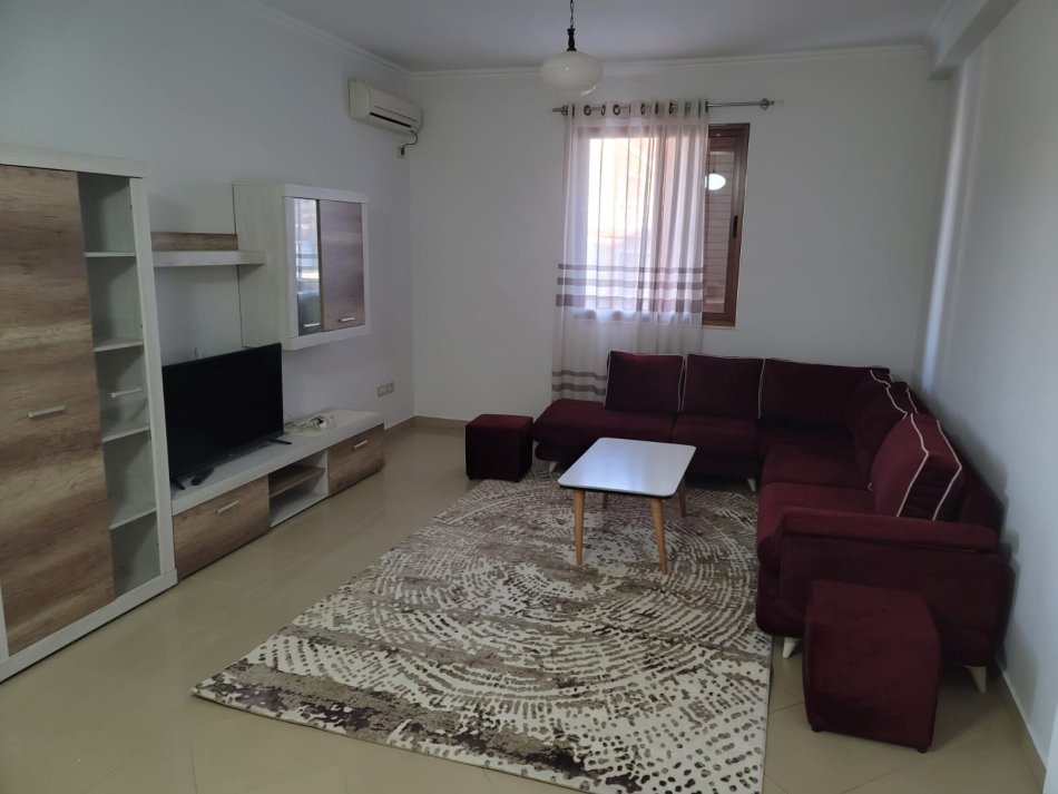 Tirane, jepet me qera apartament 2+1+Ballkon Kati 2, 180 m² 500 € (Qyteti studenti)