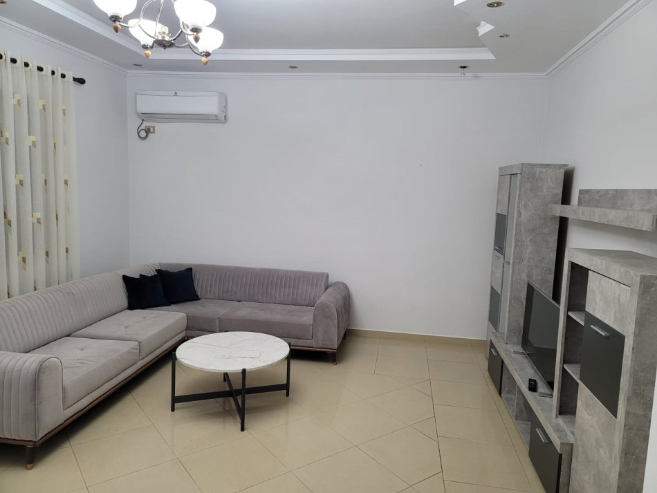 Tirane, jepet me qera shtepi 2+1+Ballkon Kati 3, 180 m² 500 € (sauk)