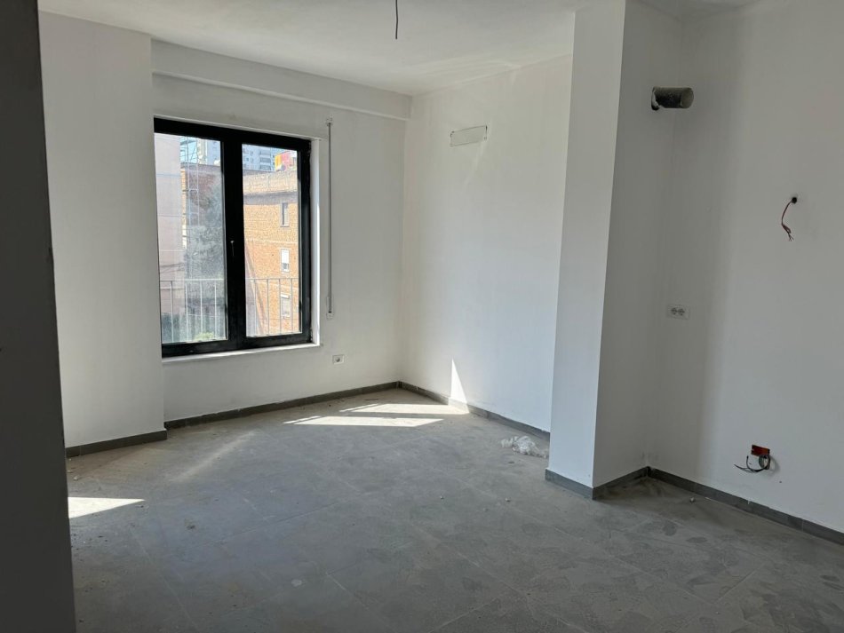 Tirane, jepet me qera ambjent biznesi Kati 3, 50 m² 450 € 