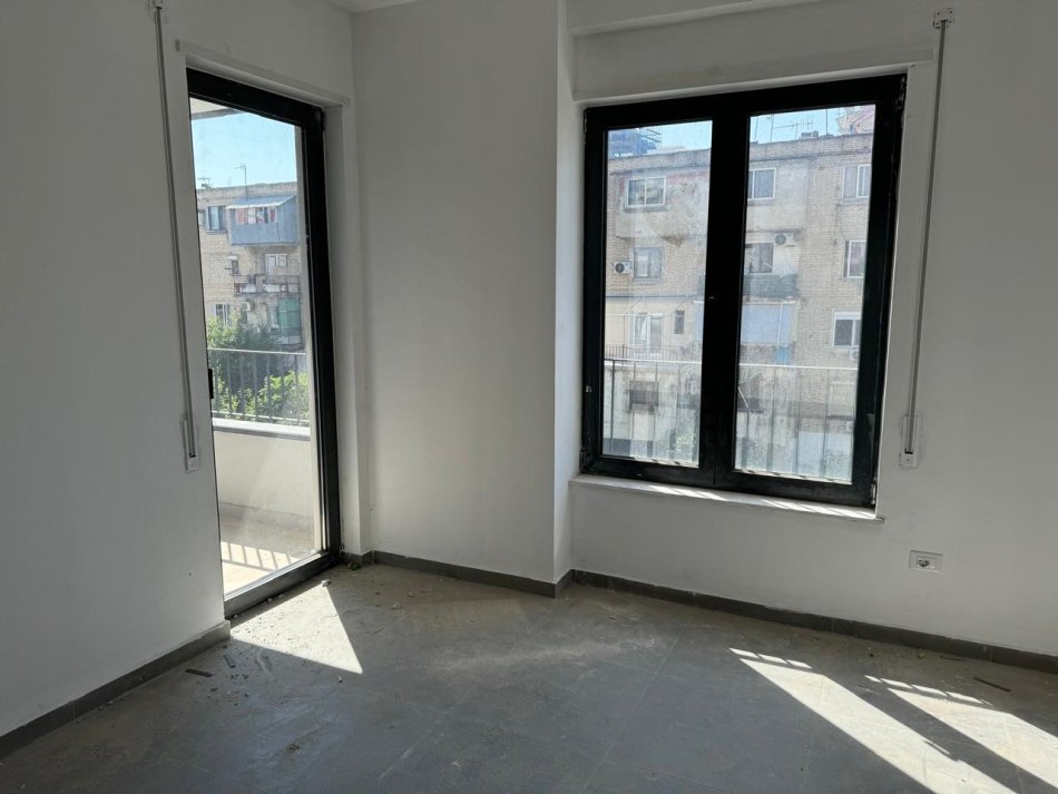 Tirane, jepet me qera ambjent biznesi Kati 3, 50 m² 450 € 