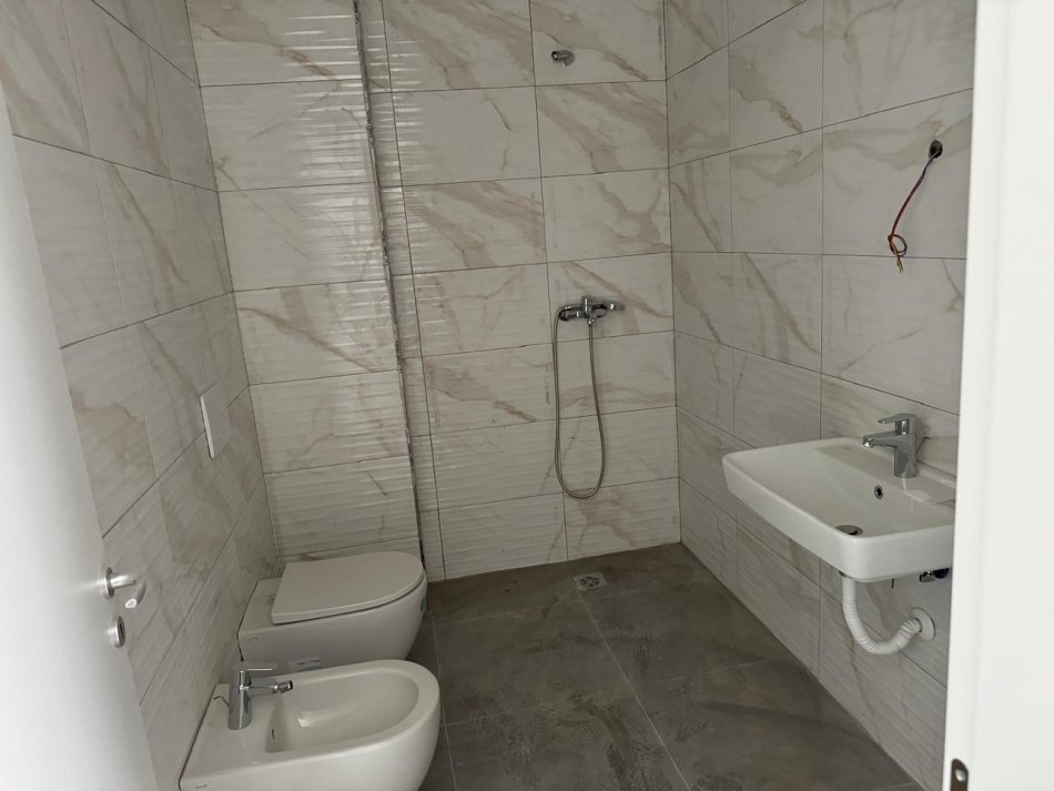 Tirane, jepet me qera ambjent biznesi Kati 3, 50 m² 450 € 