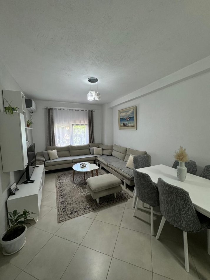 Tirane, jepet me qera apartament 2+1 Kati 1, 85 m² 600 € 