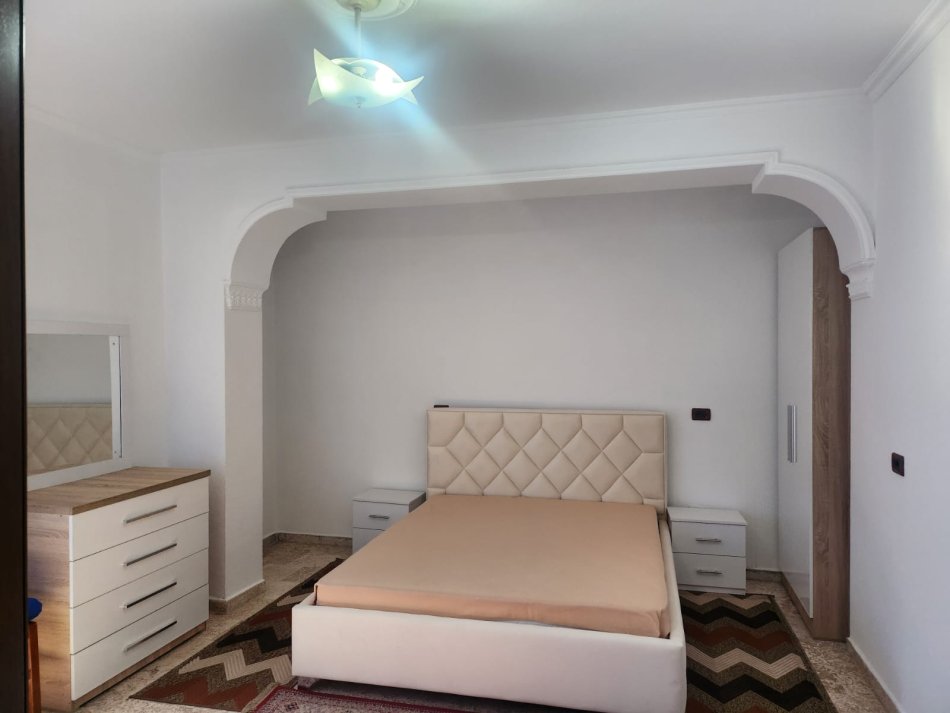 Tirane, jepet me qera apartament 2+1 Kati 2, 110 m² 700 € (ZOGU I ZI)