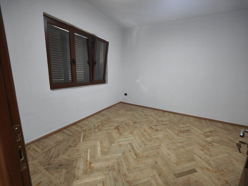 Apartament 3+1 me qira per Zyre  ne BLLOK  900 euro