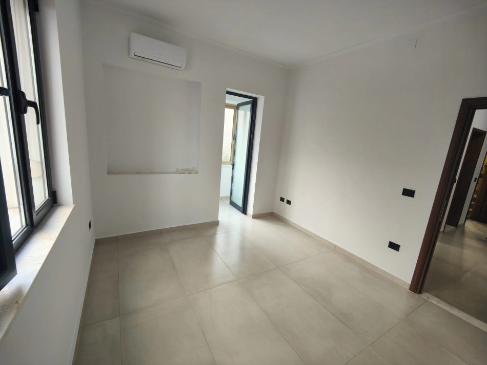 Apartament 3+1 me qira per Zyre  ne BLLOK  900 euro