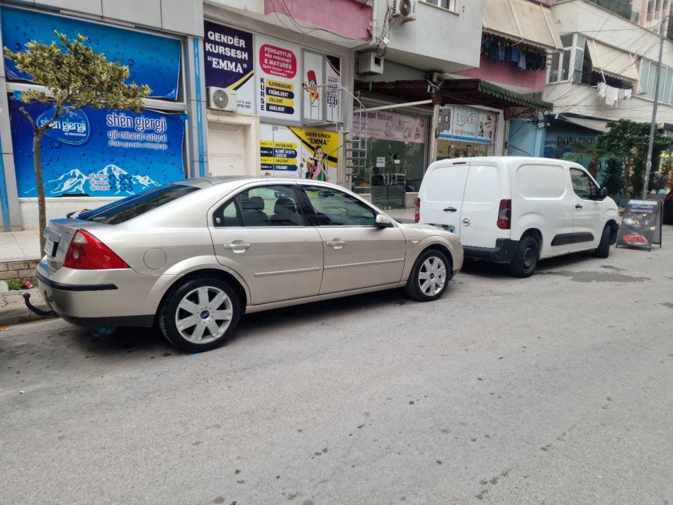 Tirane, shes makine Ford Mondeo 2006 Nafte, kafe automatik Kondicioner 140.000 km 3.500 €