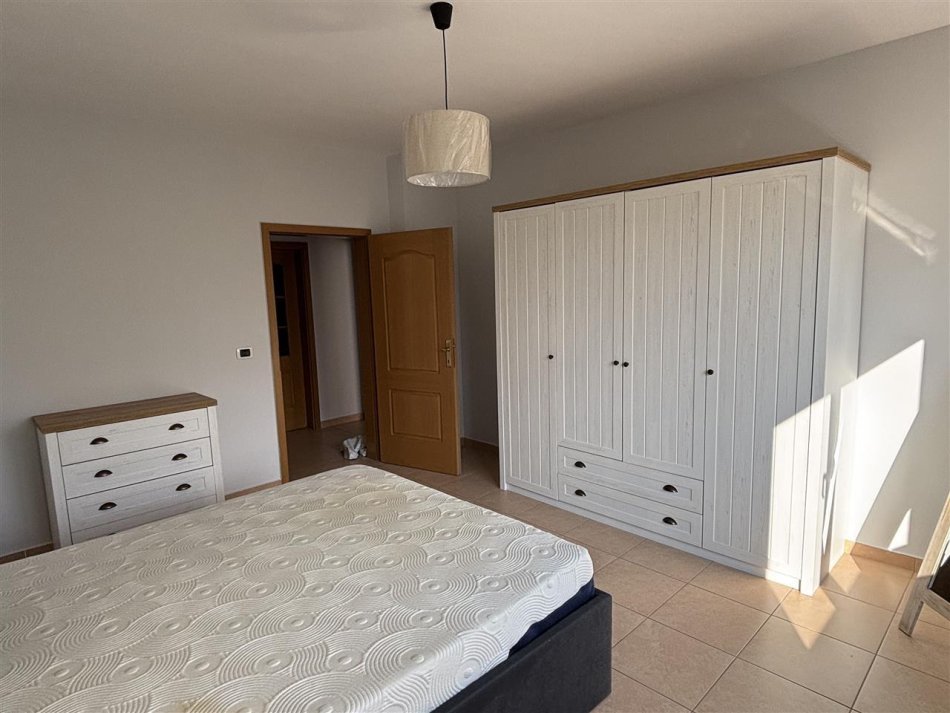 Tirane, jepet me qera apartament 1+1+Ballkon Kati 5, 80 m² 730 € 