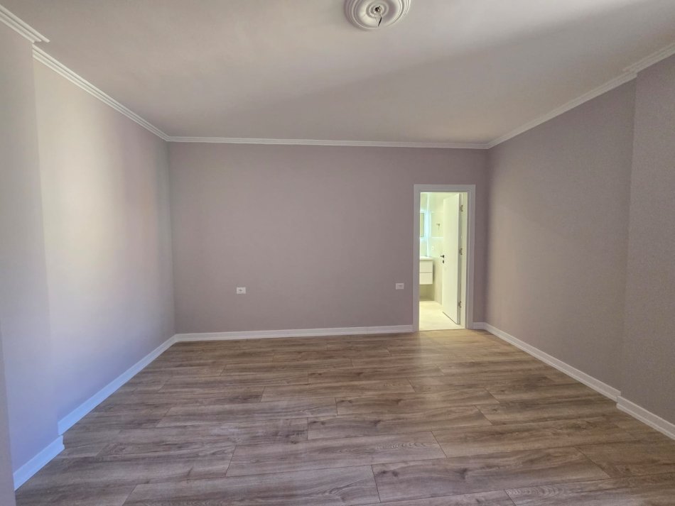Tirane, jepet me qera apartament 2+1 Kati 5, 105 m² 900 € (Bllok &quot;Rr.Pjeter bogadani&quot;)
