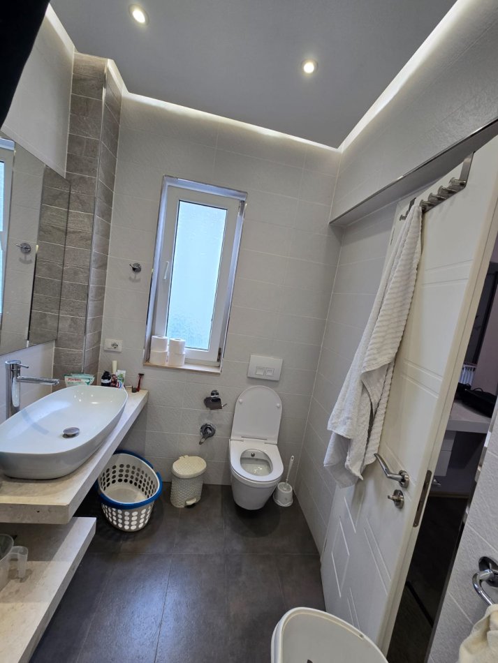Tirane, jepet me qera Vile 2+1 Kati 1, 160 m² 1.000 € (Komuna e Parisit)