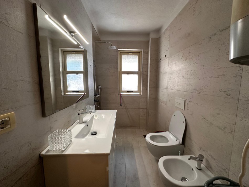 Tirane, jap me qera apartament 2+1 Kati 4, 70 m² 650 € (Rruga Myslym Shyri)