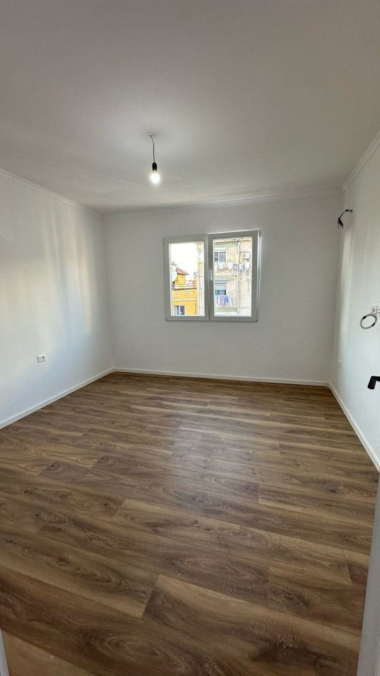 Tirane, shitet apartament 2+1+Ballkon Kati 4, 75 m² 148.000 € (Vace Zela)