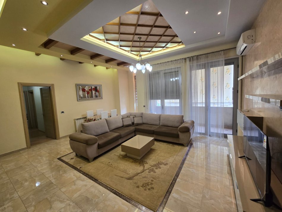 Tirane, jepet me qera apartament 2+1+Ballkon+Parking Kati 2, 105 m² 950 € (Avni Rustemi)