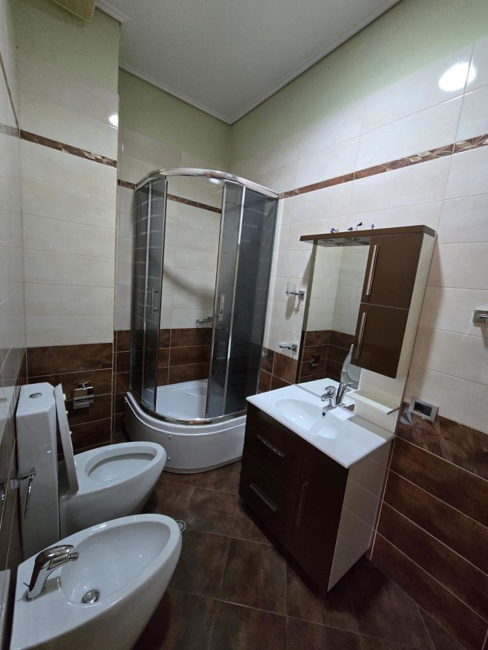 Tirane, jepet me qera apartament 2+1+Ballkon+Parking Kati 2, 105 m² 950 € (Avni Rustemi)
